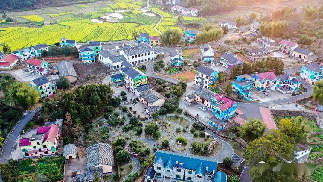 2月20日,航拍江西省吉安市万安县田北农民画村景区,只见油菜花盛开,田