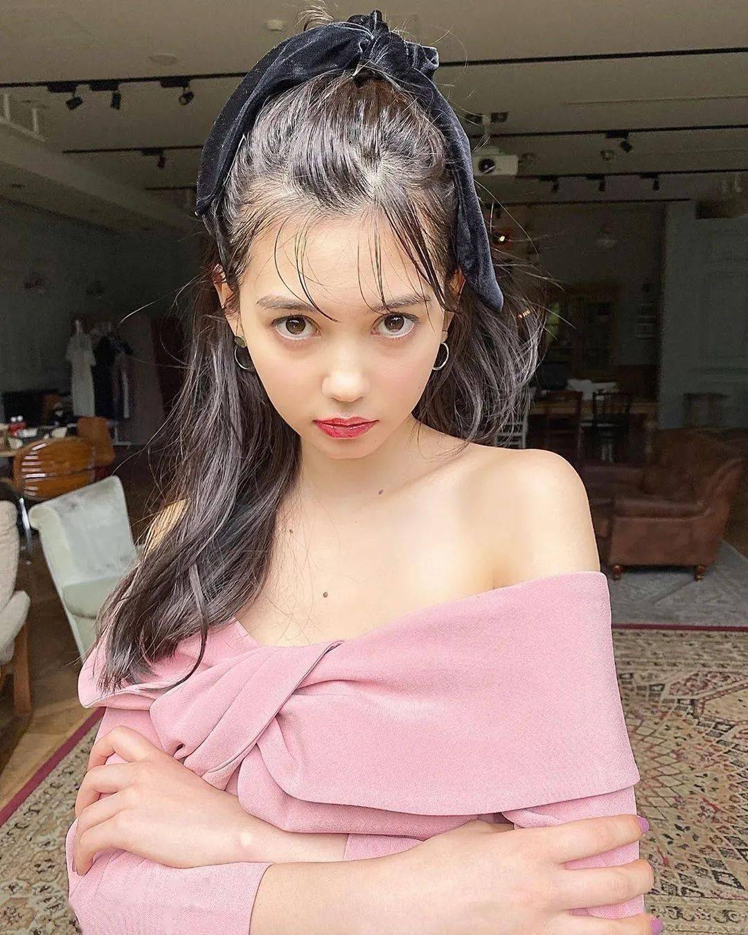 潮搭汇丨00年生日本加拿大混血模特 爱花的春日复古风