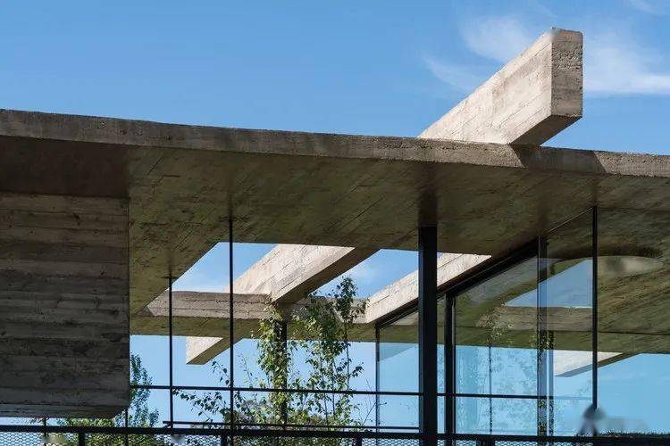 结合自然意趣呈现极简主义的建筑美学