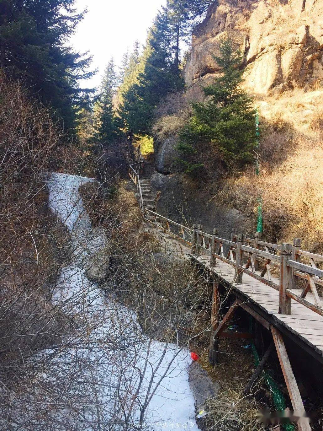 鳳凰山傳說曾經是鳳凰棲息的地方,靈山秀水別有一番味道,這裡有河流