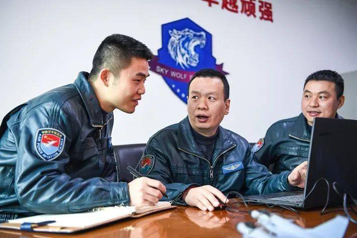 一等功飞行员王建东历经生死更爱蓝天!