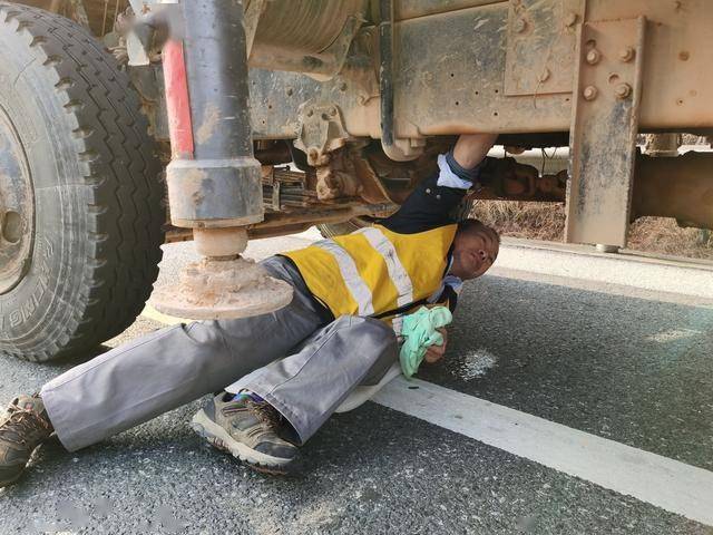 货车匝道突发故障,高速养护人员变身修理工