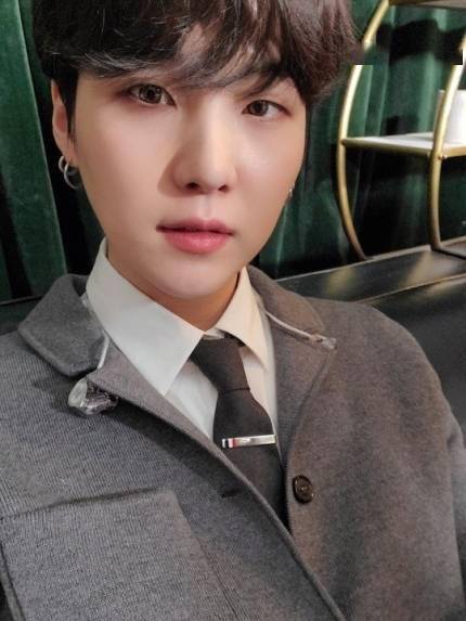 防弹少年团suga,回归完整体后暖暖的自拍