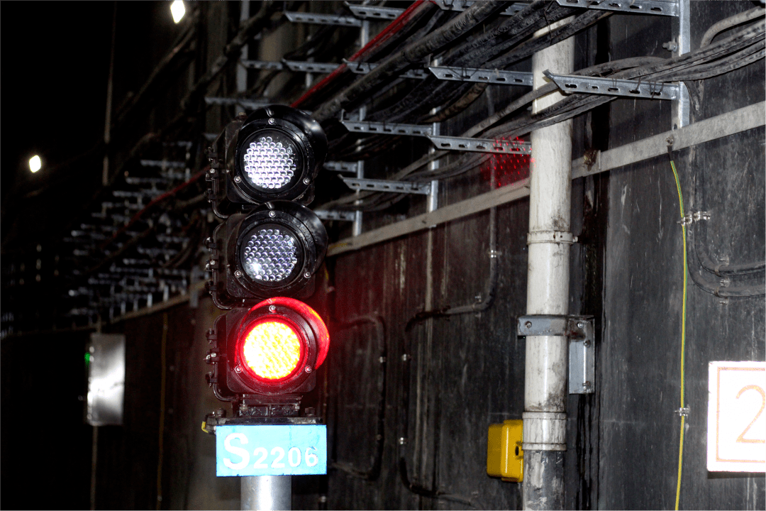 地铁小百科 | 地铁也要遵循"红灯停,绿灯行"吗?_信号灯