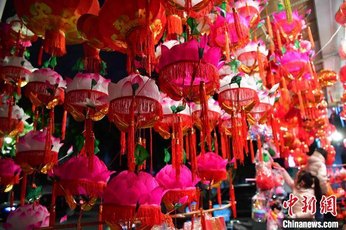 福州:传统手工花灯走俏