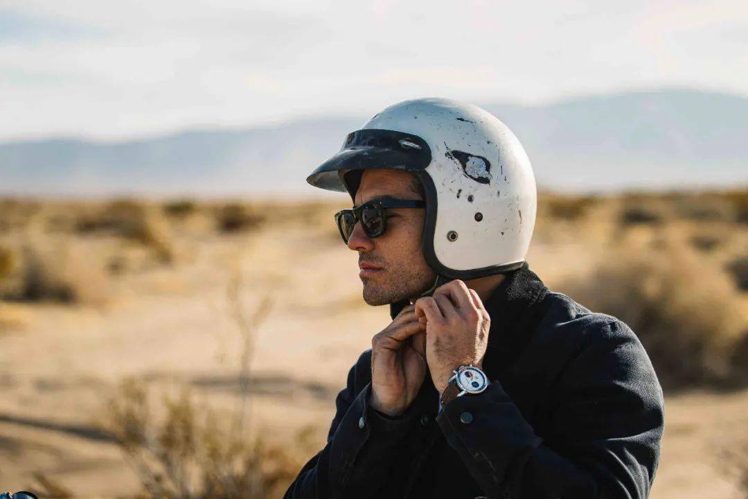 日前,百年灵宣布正式与澳大利亚生活方式品牌deus ex machina建立合作