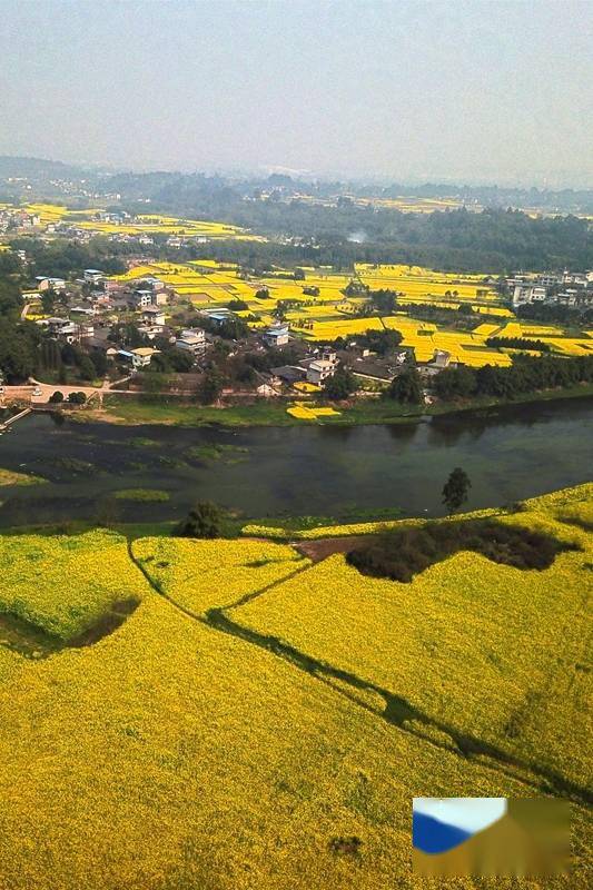 航拍:峨眉河畔春意盎然