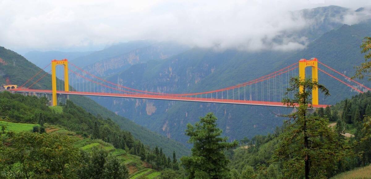 平步青雲梯看過世界第一高橋和世界最高的懸索橋後,再驅車沿尼珠河