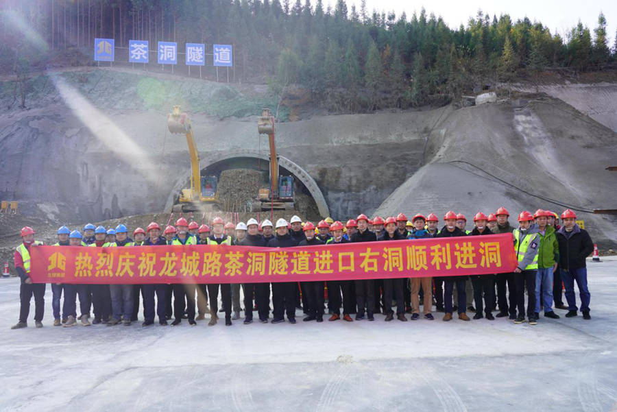 龙城高速开局全速犇跑龙城欲北隔千障路桥越险勇向前