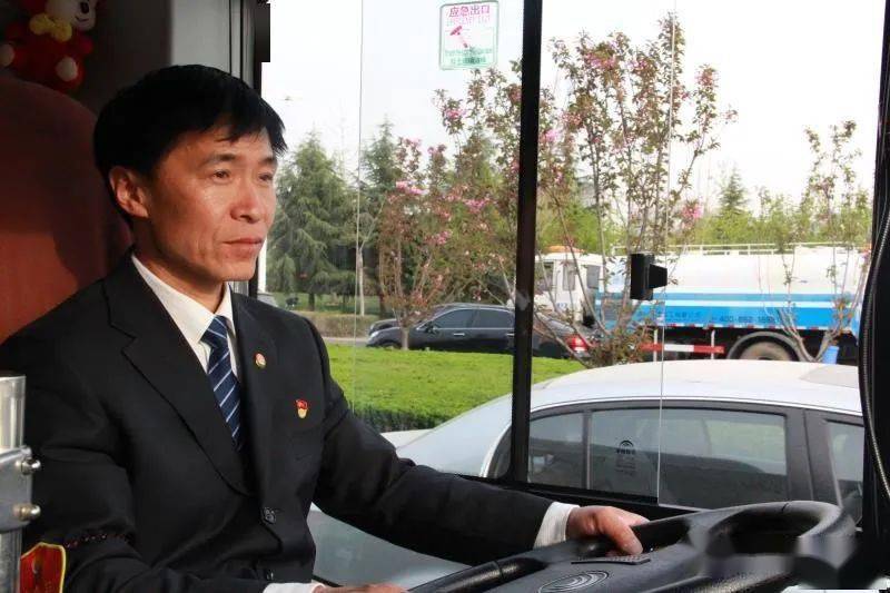 第六批全国岗位学雷锋标兵67郑州公交车长徐亚平