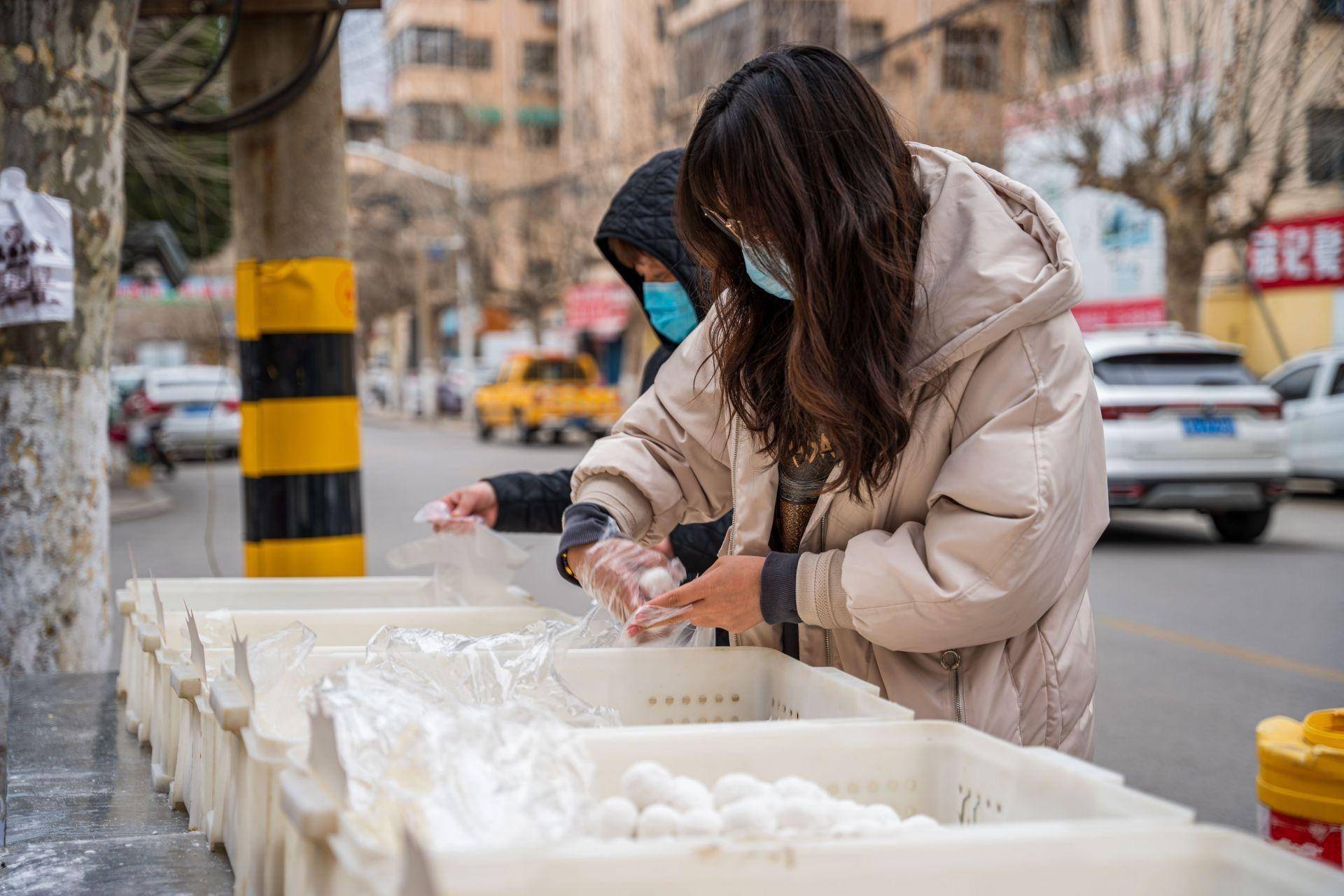 一天卖出约千斤元宵阔别一年的街头摇元宵回归