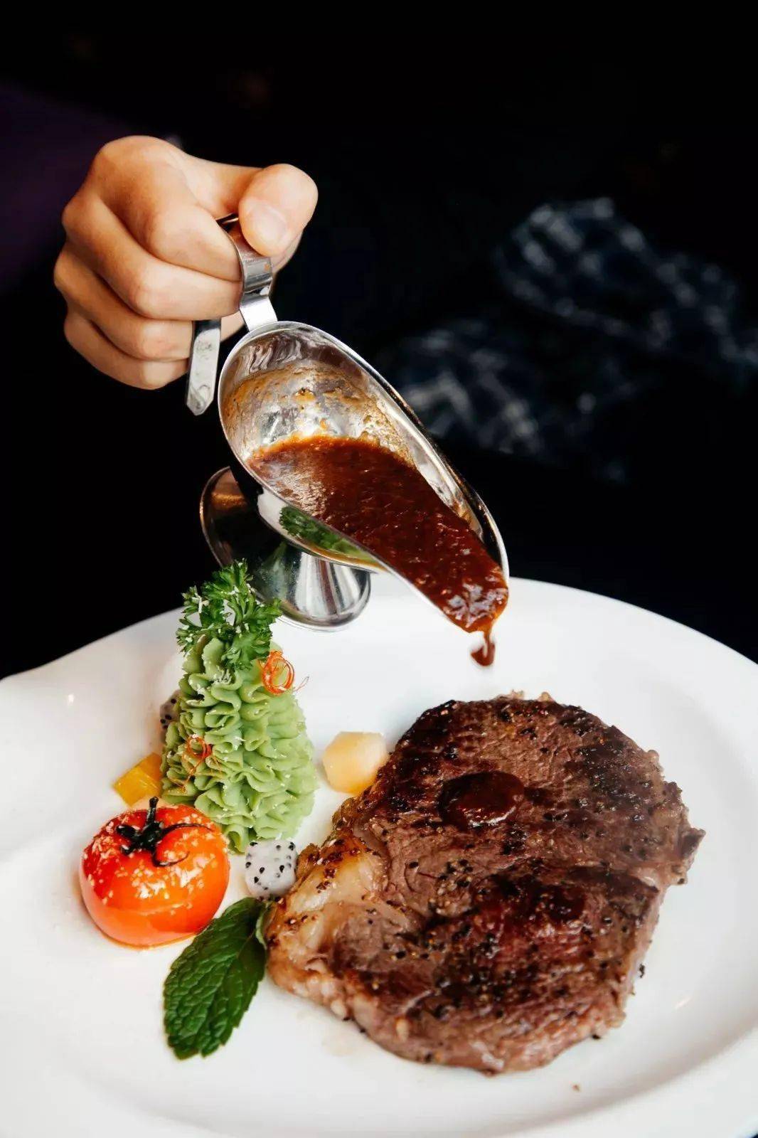 一次正式的西餐有六或七道菜(六道菜时,热饮和甜点二选一上桌),七道菜