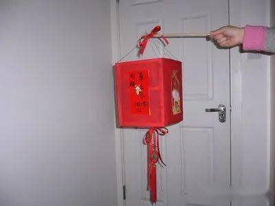 酒盒上面都会有字,我们用锥子在字上刺很多的针孔,剪掉盒子上边,分别