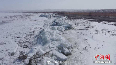 新疆博斯腾湖现推冰奇观