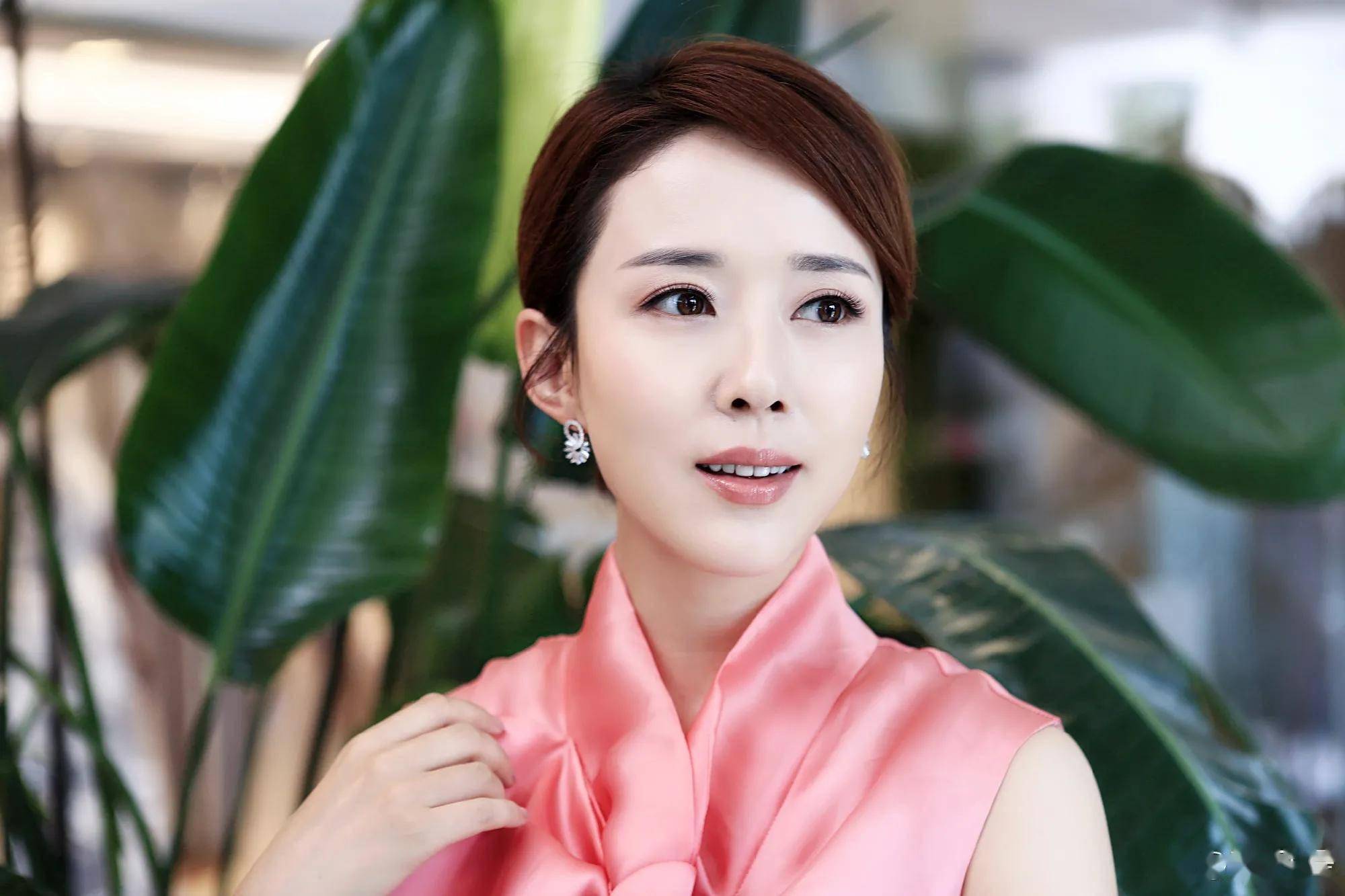 最美嫦娥颜丹晨元宵节美图集锦时尚靓丽气质不减当年