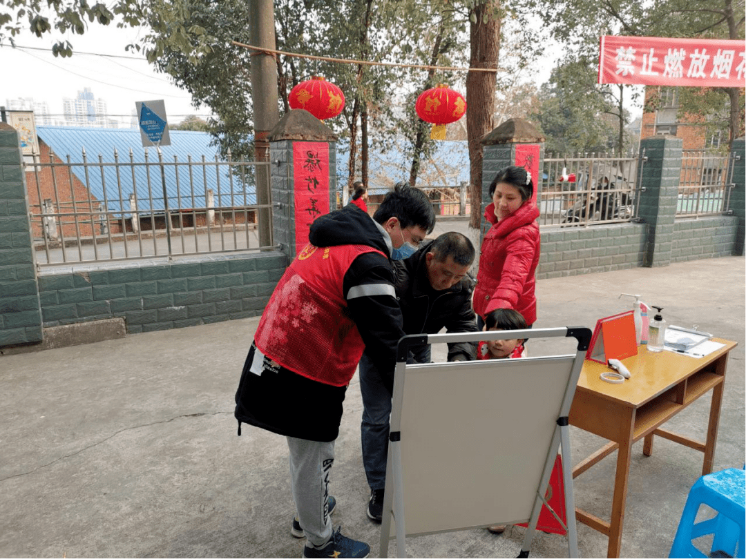 大学生社区防疫照片图片