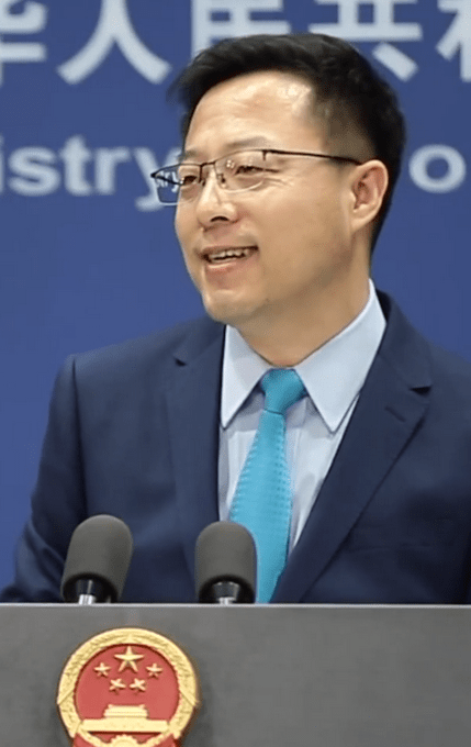 外交部发布会出现有趣一幕外媒记者站着提问赵立坚开心的笑了