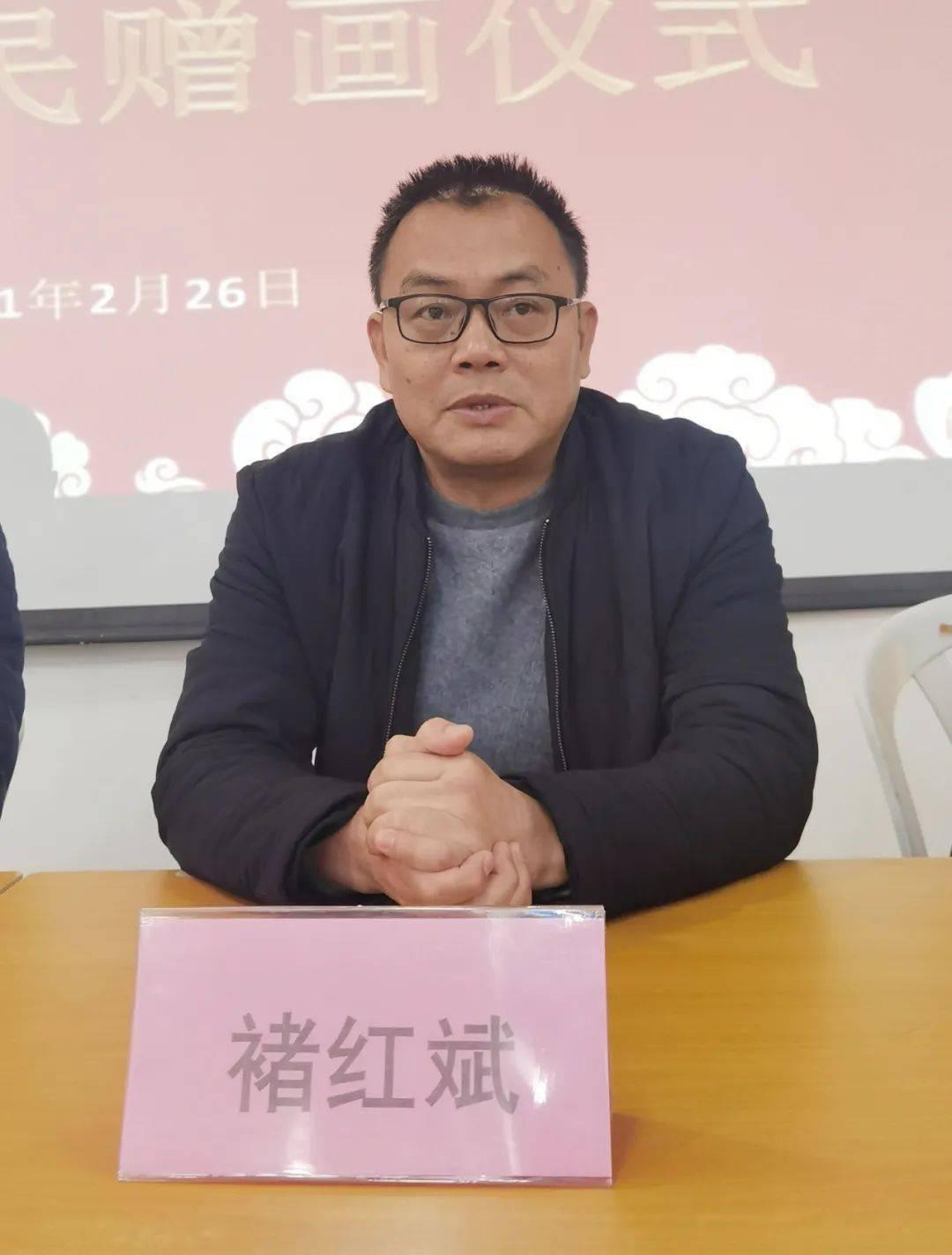 桐乡市文化馆馆长褚红斌讲话桐乡市文联副主席褚万根讲话【赠画现场】