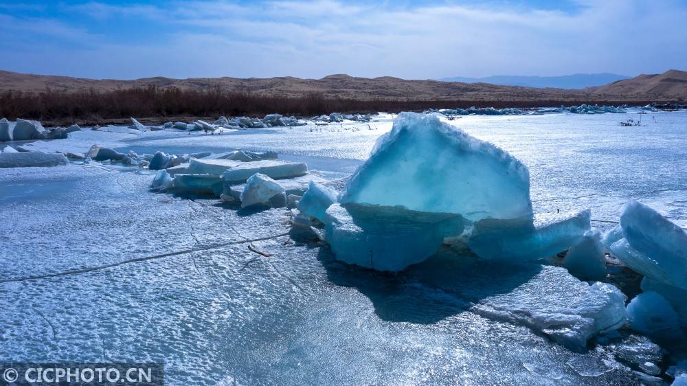 新疆博斯腾湖现推冰景观 绵延数公里