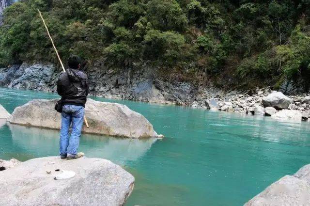钓鱼人的怒江行不知水多清不看鱼多鲜