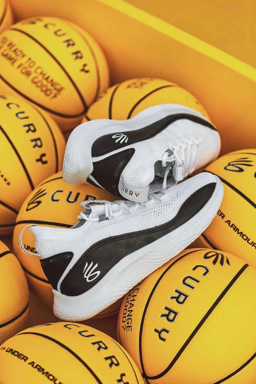 该鞋底围绕篮球运动员的脚部构建了一个整体的鞋型系统,让球员在球场