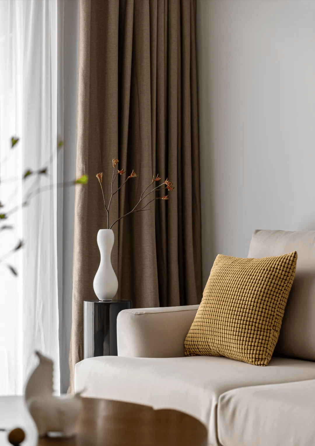 沙发背景的圆形框景结合中式山水壁纸,成为客厅空间灵动诗意的点缀