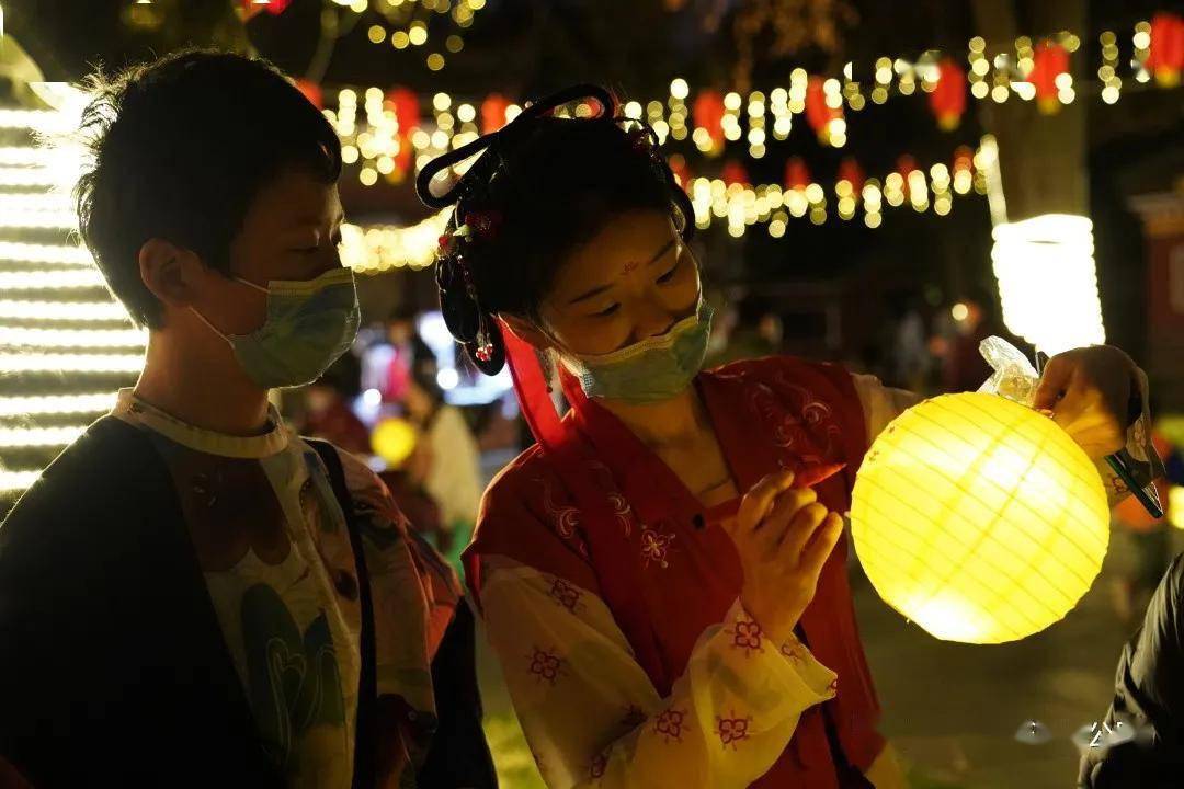百名汉服同袍提灯夜游闹元宵点亮2021望江楼