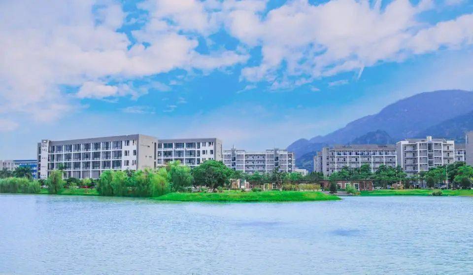 故谜底为"苍霞湖".