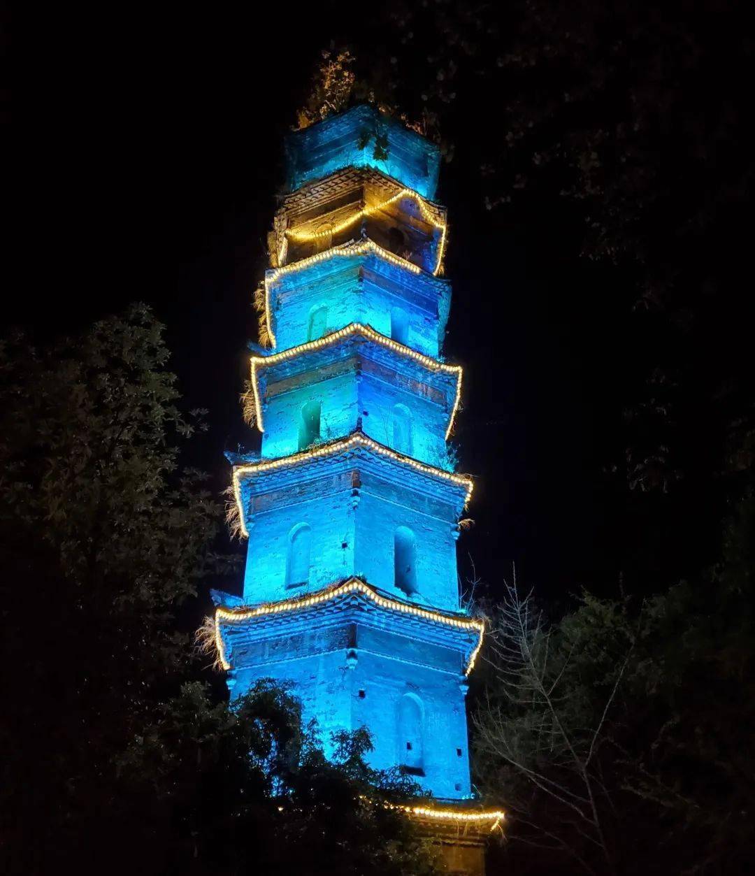 塔山公园每当暮色降临这座古老的灯塔就会亮起明灯灯光好似雍容华贵的