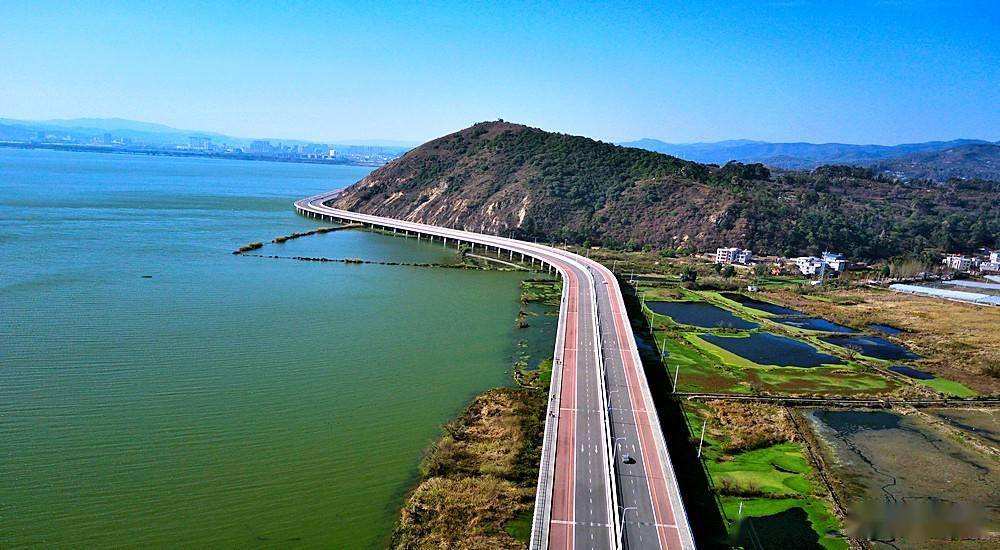 航拍昆明滇池环湖南路最美水上公路