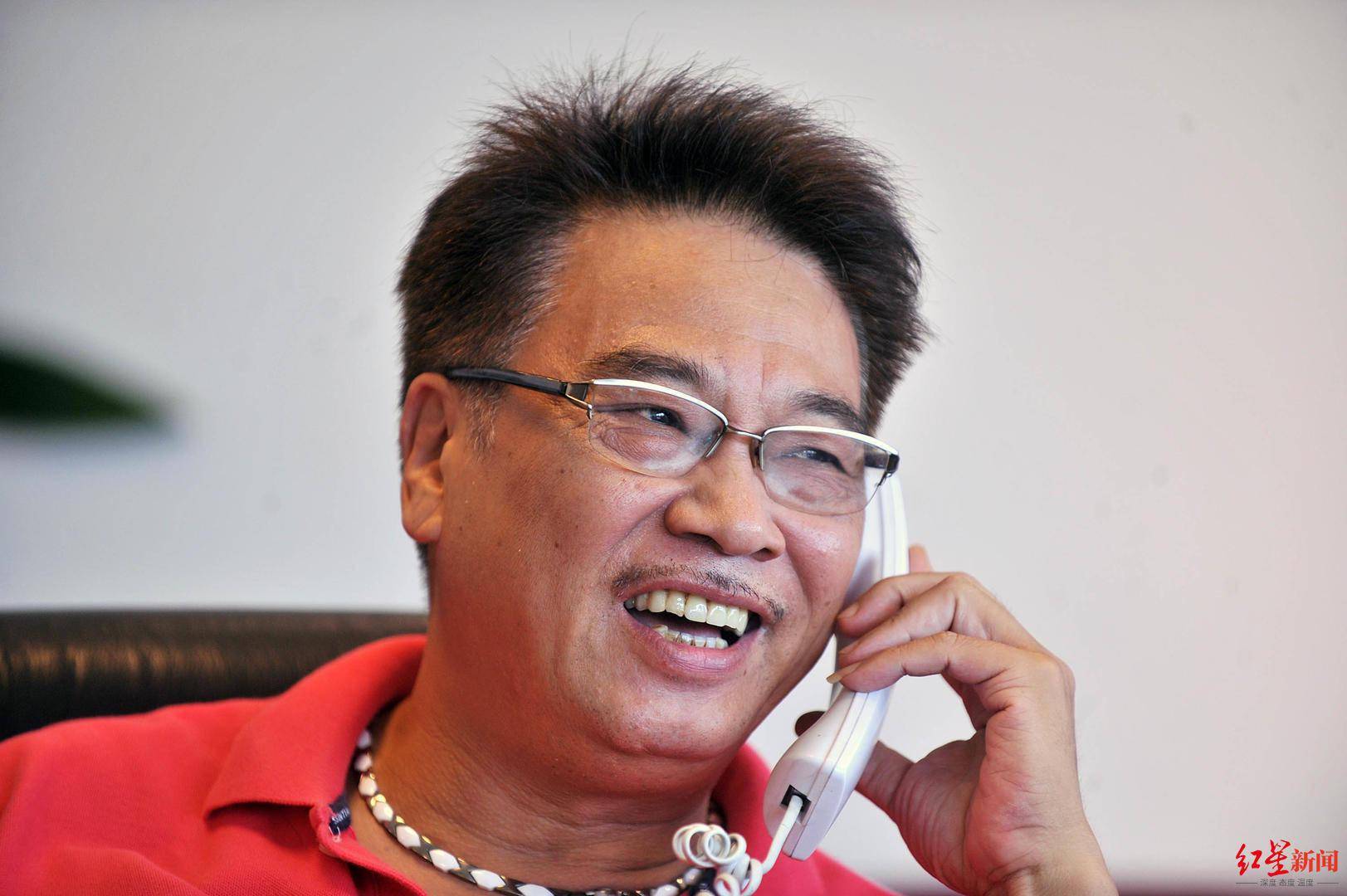 戴着鸭舌帽,穿着粉红t恤,黄色短裤……当天,吴孟达在巴蜀笑星廖健的