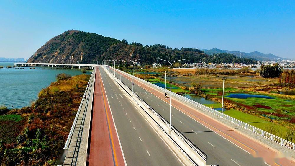 航拍昆明滇池环湖南路最美水上公路