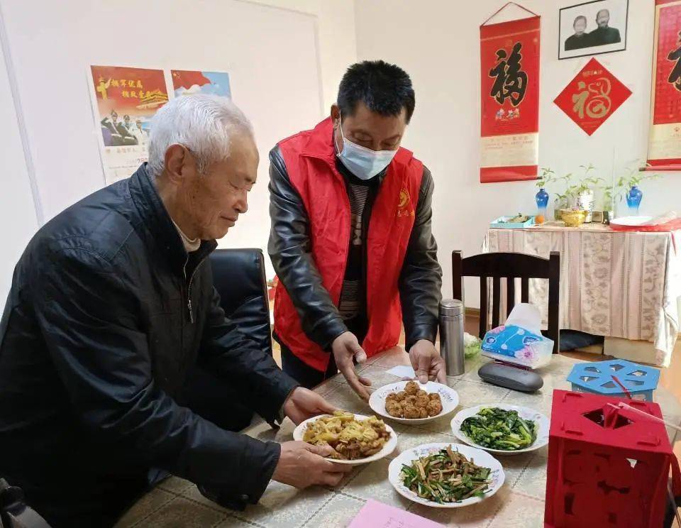 2月24日,刘传付一大早就来了,亲手制作一盏盏五彩的手提元宵花灯.