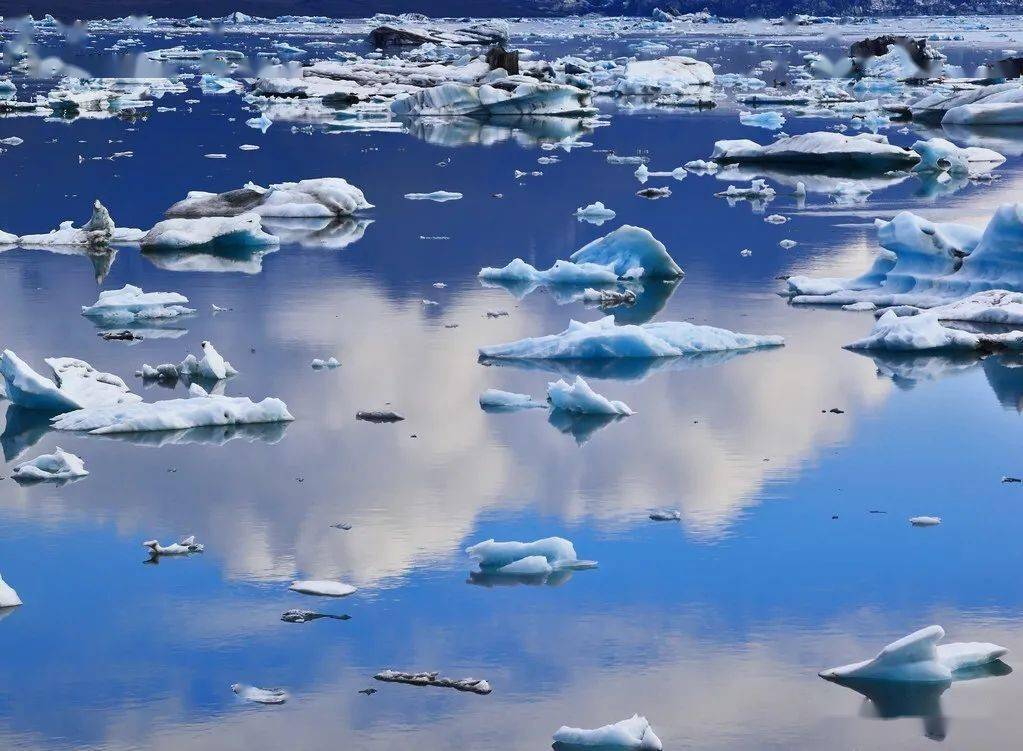 南极出现冰山断裂，南极冰山断裂最近消息视频