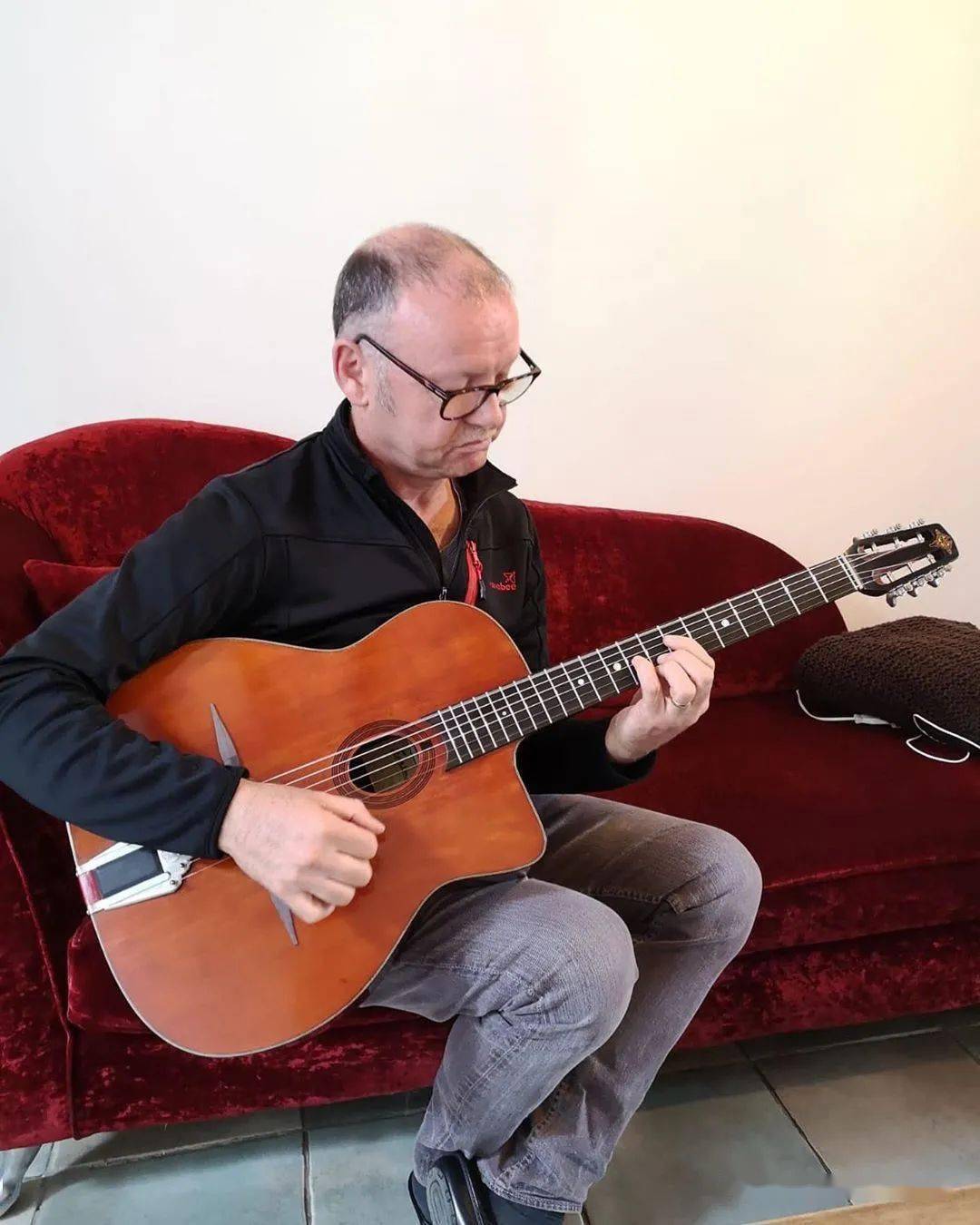 指弹大师皮埃尔61本苏三的手指拉伸操