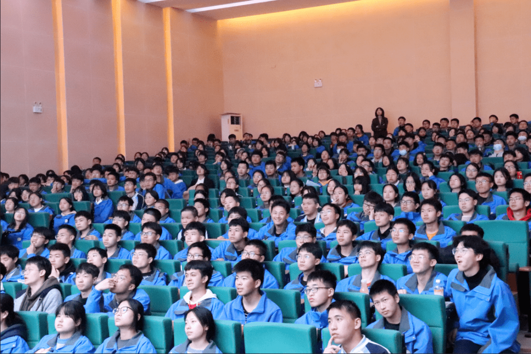 开学第一课紫港中学收心教育从行为习惯养成抓起