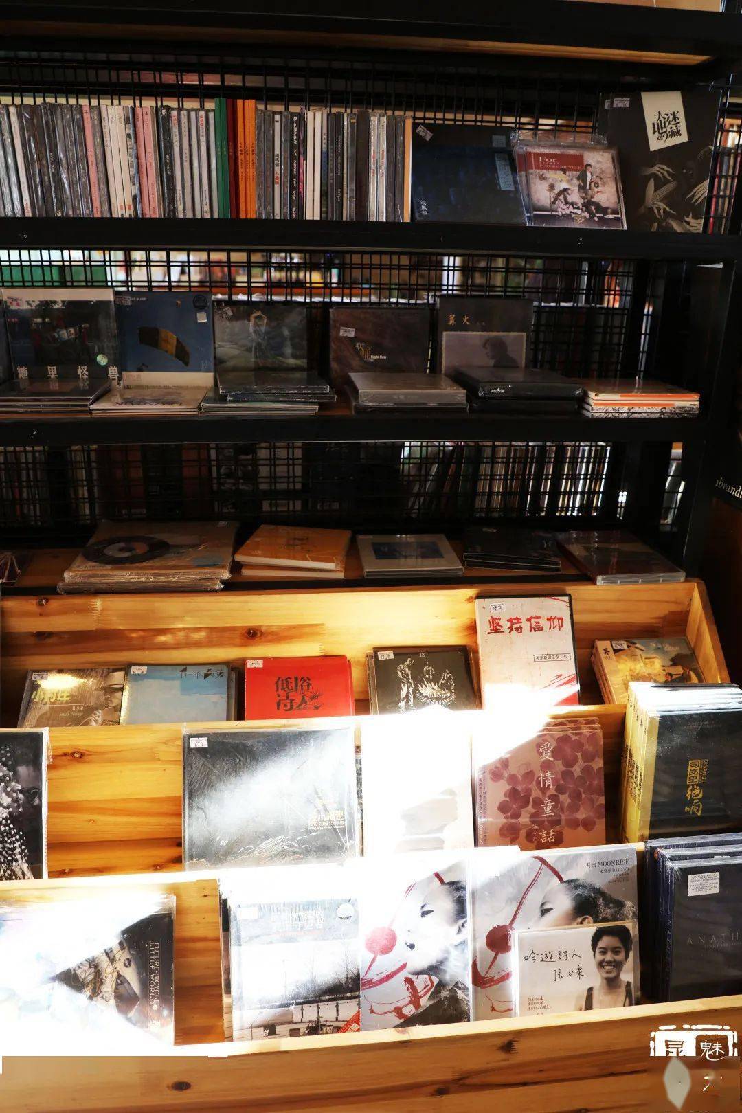 国防路的麦田书店比先前的老店面积更大了,不仅有图书区,音乐区,有一