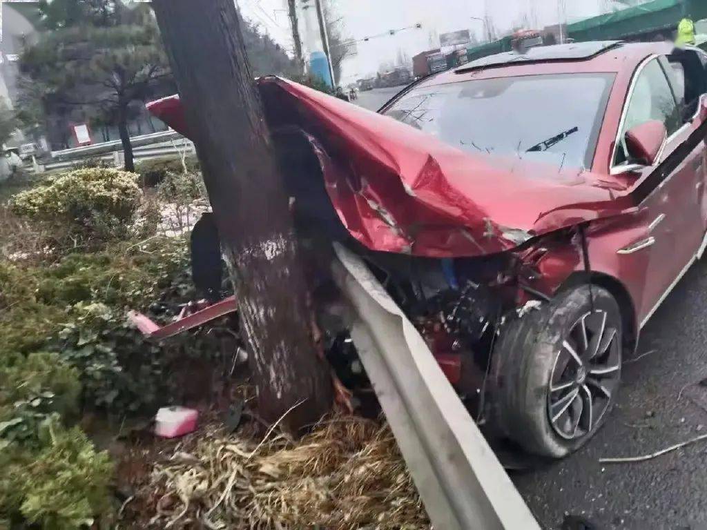 比亚迪汉的又一单严重碰撞事故现场曝光车主表示我没事