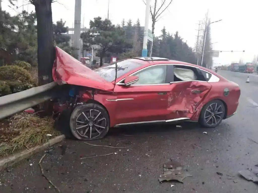 比亚迪汉的又一单严重碰撞事故现场曝光车主表示我没事