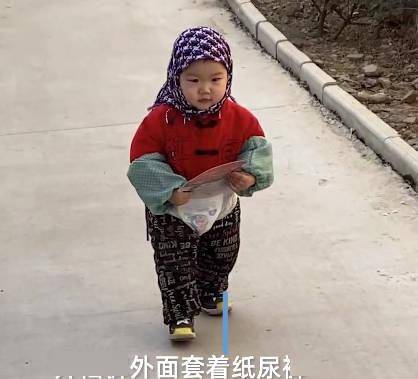 戴头巾穿花袄 萌娃回老家秒变小老太太 网友 是奶奶带的娃没错了 爷爷