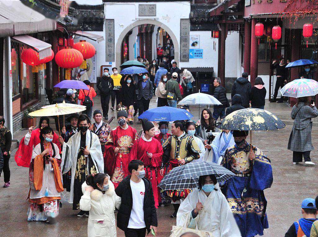 上海元宵节上演“国风穿越” 游客穿汉服逛七宝古镇