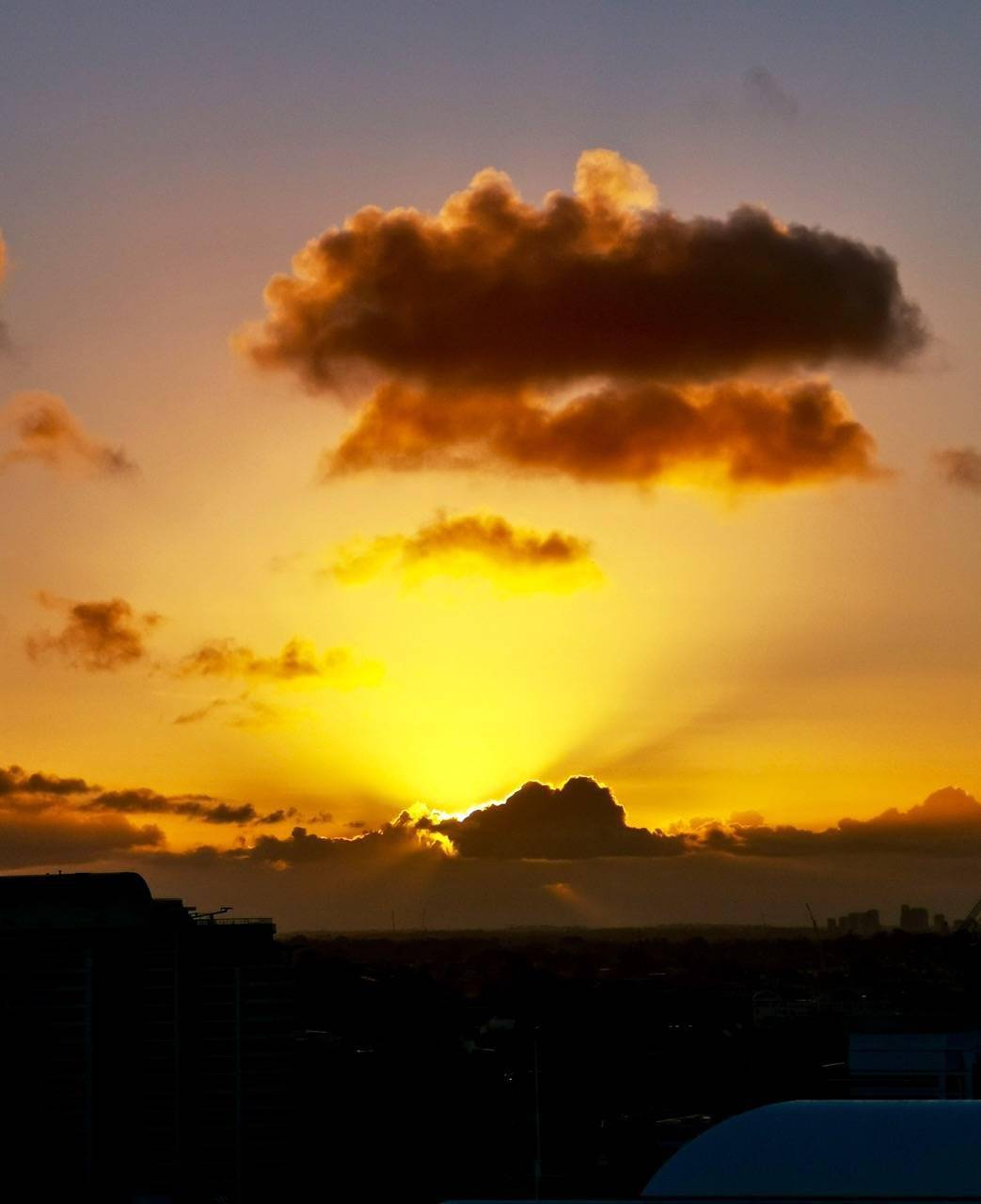 紫色云霞往后余生不想错过每一次黄昏的美丽