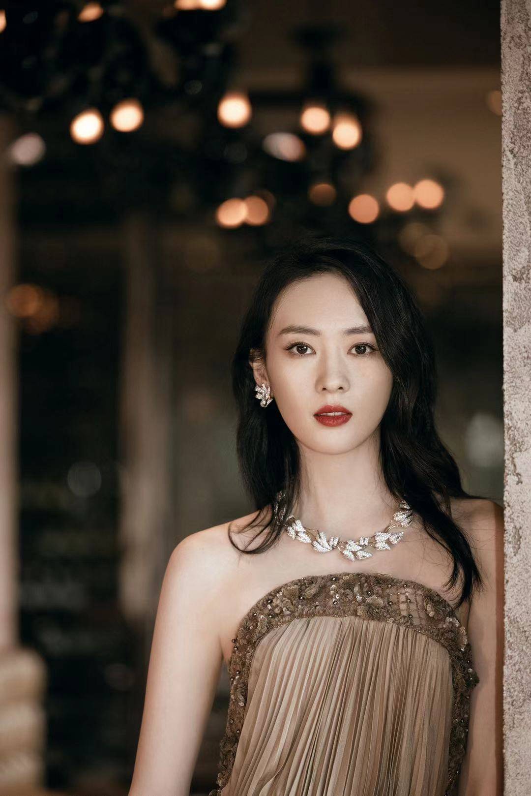 童瑶香槟色高定礼服02展现精美高级搭配