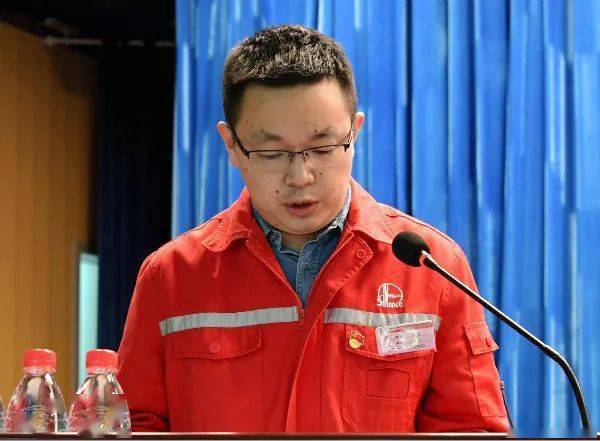 副厂长韩钊传达了西北石油局有限公司总经理,党委副书记,西北油田分