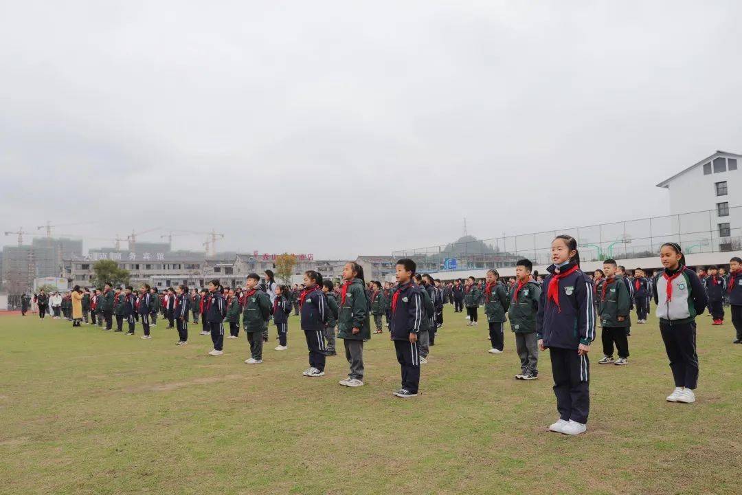 童心向党欢启程迎春犇向新学期丽水市秀山小学2020学年第二学期开学