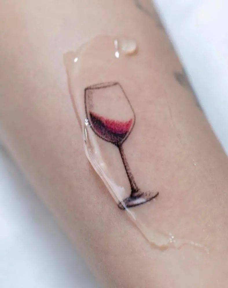 盛满酸甜苦辣的酒杯纹身