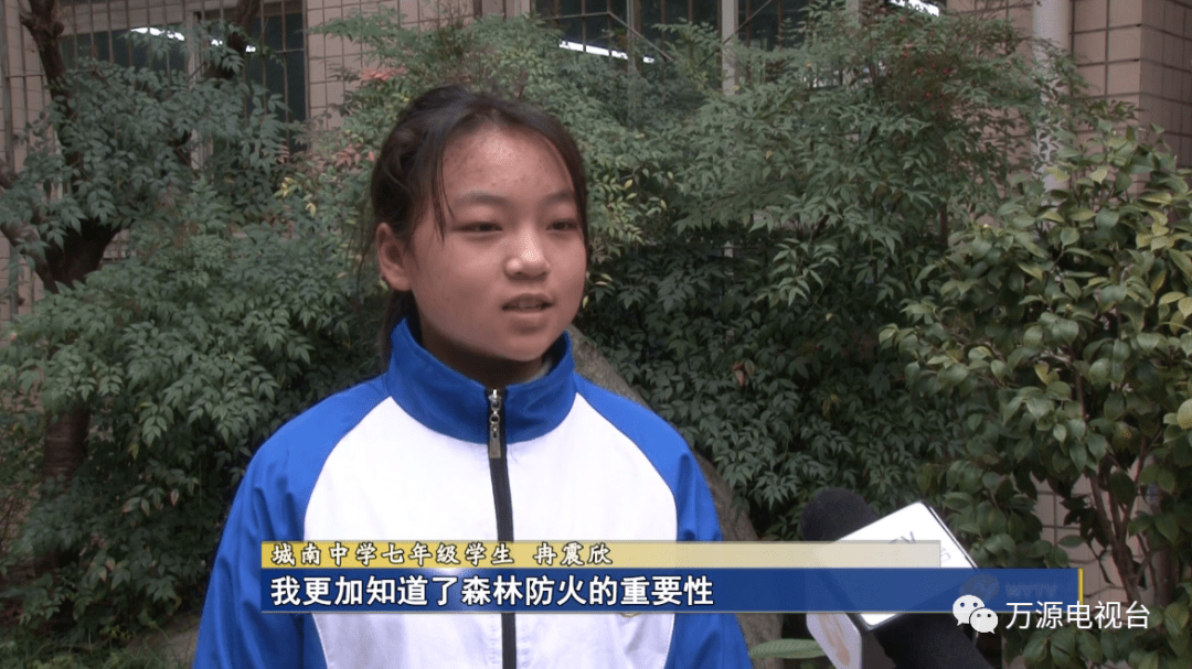 在第二小学校,城南中学,竹峪镇虹桥小学等学校的主题班会上,老师结合