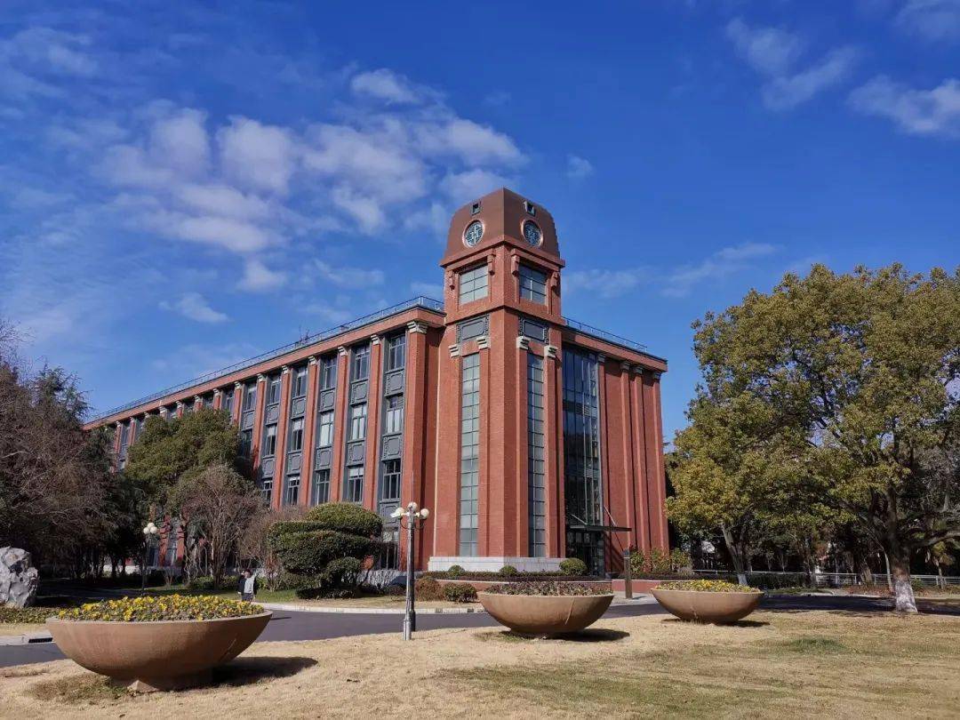 华东师范大学大学图书馆（华东师范大学图书馆logo） 华东师范大学大学图书馆（华东师范大学图书馆logo）《华东师范大学图书馆百科》 中国图书