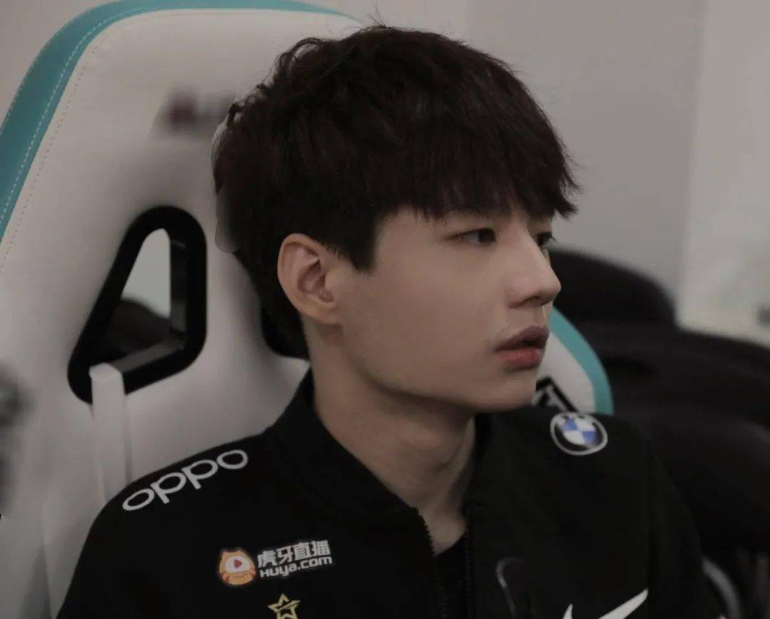 fpx不敌rng引发粉丝不满,刘青松被打爆的样子像极了宝蓝