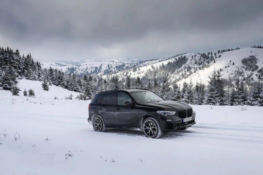 美极了黑色宝马x5在雪地里演绎一场视觉大片